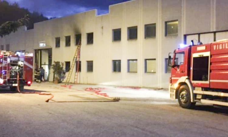 Fiamme in una falegnameria di San Severino