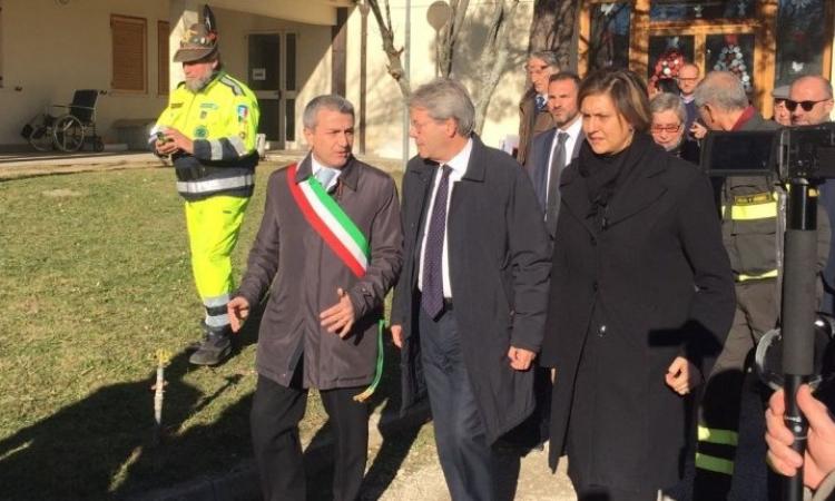 Il premier Gentiloni arriva in anticipo a San Ginesio e "stravolge" il protocollo