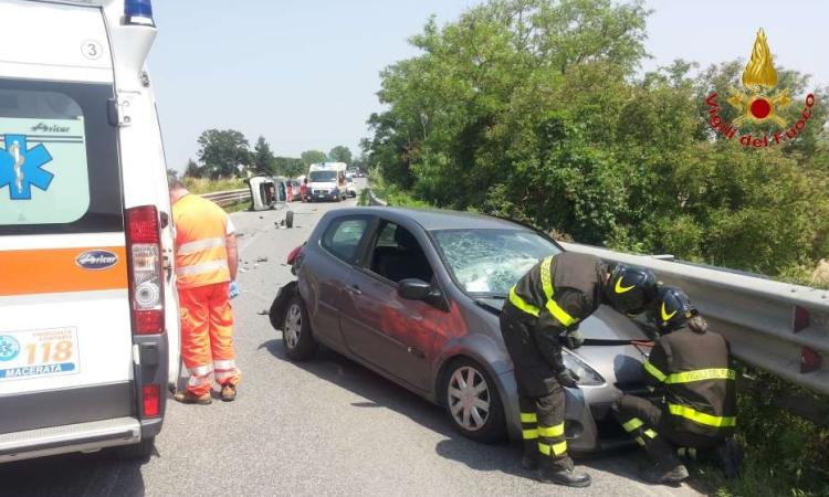 Scontro fra due auto a Corridonia: intervento dei vigili del fuoco