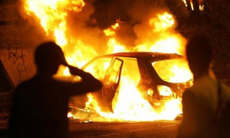 Auto prende fuoco nella notte