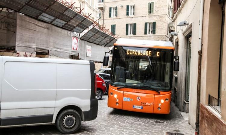 Autobus bloccato: traffico in tilt in via Gramsci a Macerata