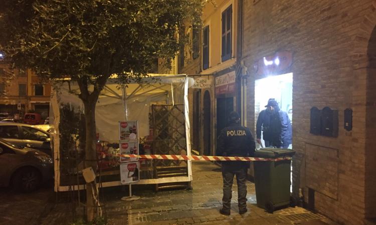 Macerata: un trentatreenne si impicca in Piazza Mazzini