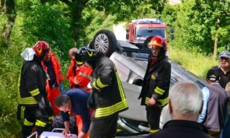 Si ribalta con l'auto: donna viva per miracolo