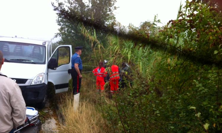 Sbanda e resta in bilico sulla scarpata Donna salvata da due automobilisti di passaggio
