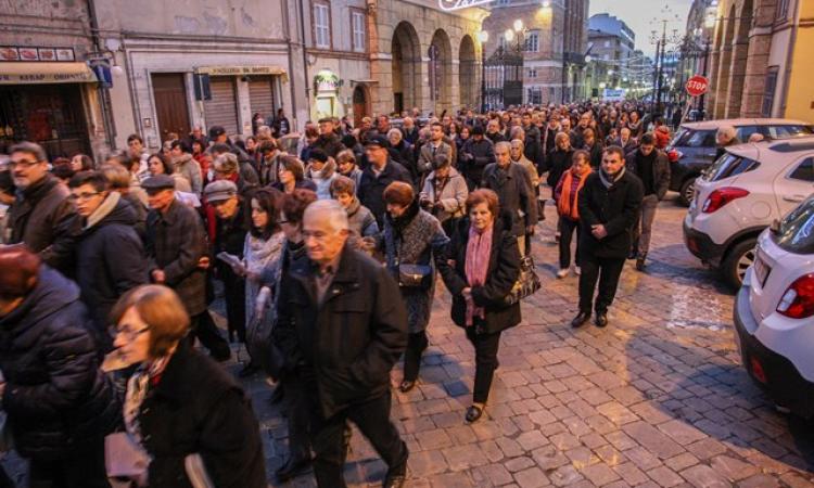 Porta Santa: migliaia di fedeli in processione - Tutte le foto