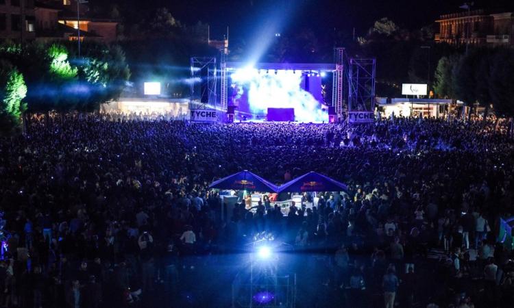 Undicimila persone in piazza a Civitanova per il Deejay Summer Tour
