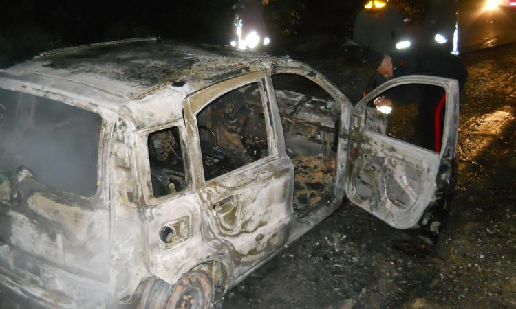 Morrovalle, auto in fiamme nella notte