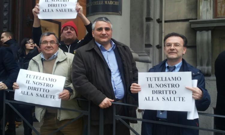 I cittadini protestano sotto la Regione contro la riforma sanitaria
