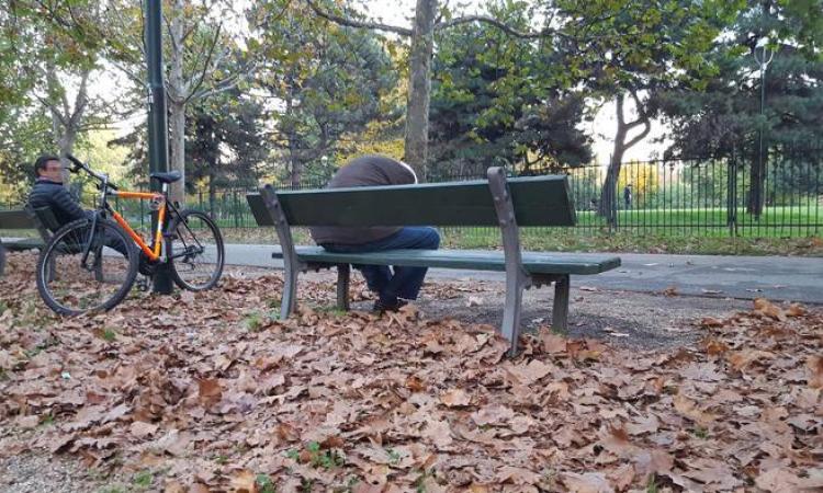 Ammalia un anziano e poi gli ruba la fede nuziale