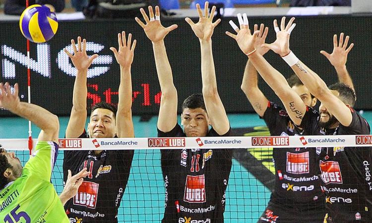 Maratona Lube: vittoria al tie-break dopo l'interruzione per le infiltrazioni di pioggia