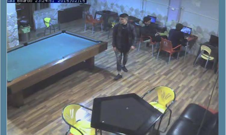 Furto di un pc immortalato dalle telecamere: è caccia al ladro