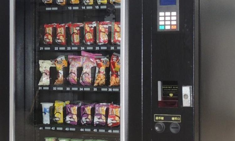 Scassina il distributore automatico dell'ospedale: in manette 32enne di Macerata