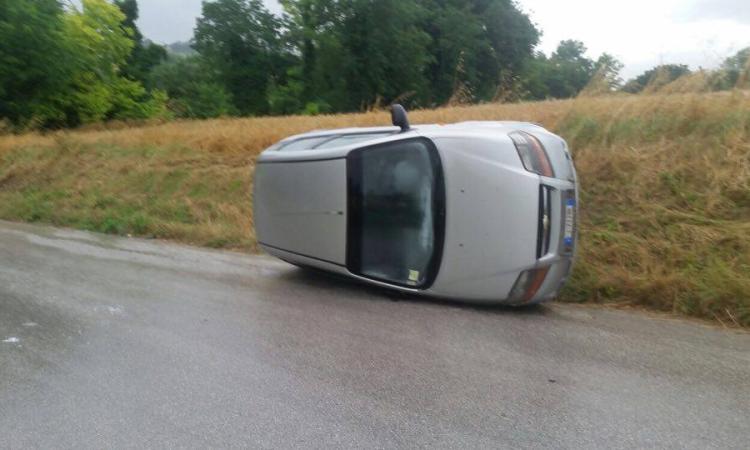 Auto sbanda per la pioggia e si rovescia: incolume la persona a bordo
