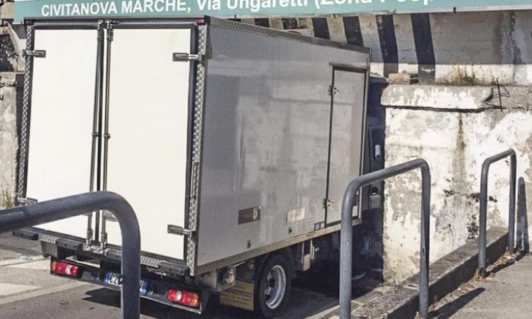 Furgone si incastra nel sottopasso: l'autista finisce in ospedale