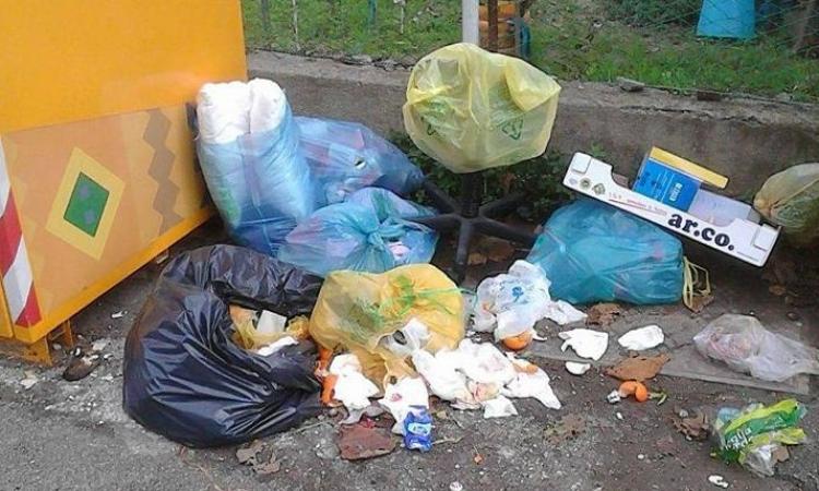 Immondizia selvaggia a Potenza Picena, la denuncia del sindaco Acquaroli