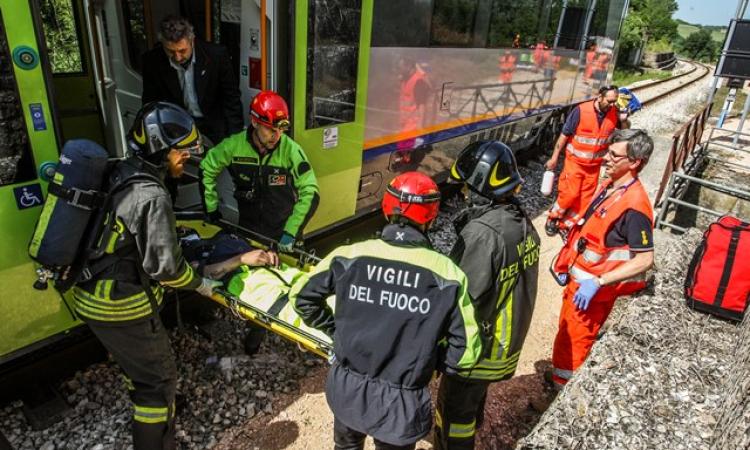 La scarpata ferroviaria prende fuoco: soccorso un treno viaggiatori - FOTO E VIDEO