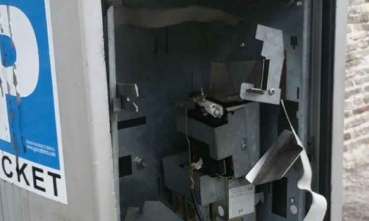 Macerata, distrutto il parcometro di viale Trieste