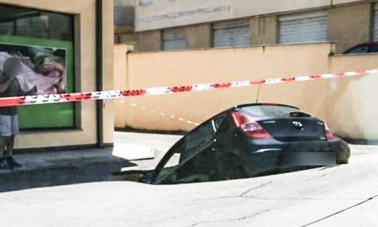 Allarme Tremors a Loreto... auto risucchiata dall'asfalto