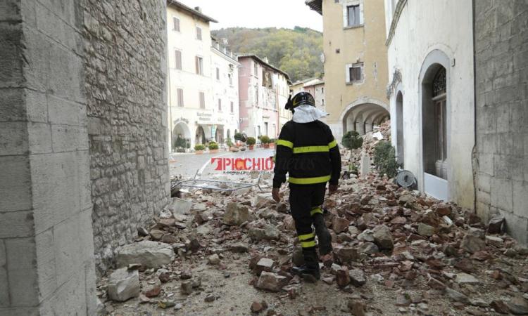 La scossa delle 13.54 fa crollare una parete del teatro di Visso