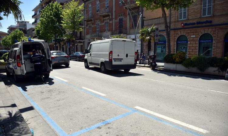 Investita mentre attraversa in corso Umberto I: 64enne trasportata in ospedale