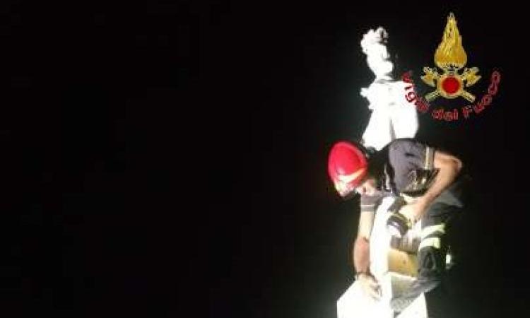 Intervento notturno dei vigili del fuoco: la statua dell'istituto Don Bosco è stabile