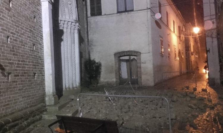 A San Ginesio si contano i danni del terremoto