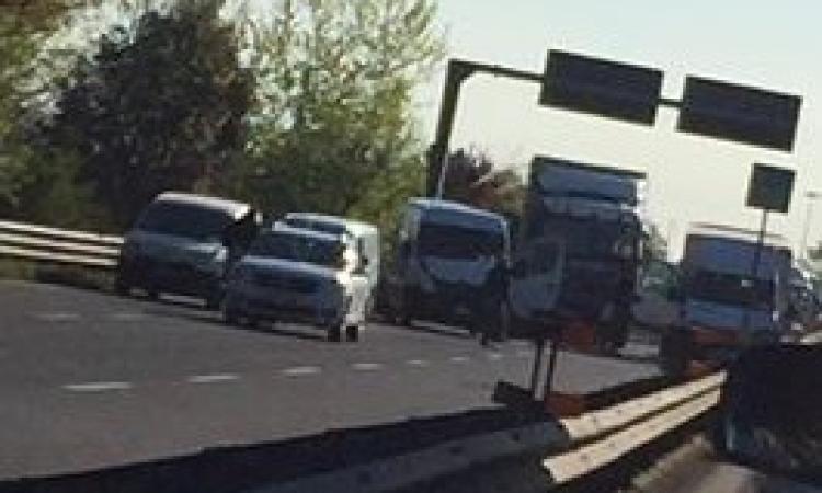 Maxi tamponamento in superstrada: traffico bloccato e disagi