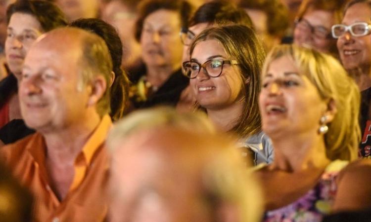 "Lu postarellu su la Comune": grande successo in piazza