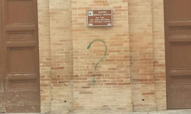 Per protesta contro la sentenza imbratta il Vaccaj: nei guai una donna di Tolentino
