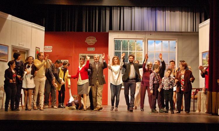 “Dialettiamoci”: risate e applausi per il gruppo teatrale Giovani Ginobili