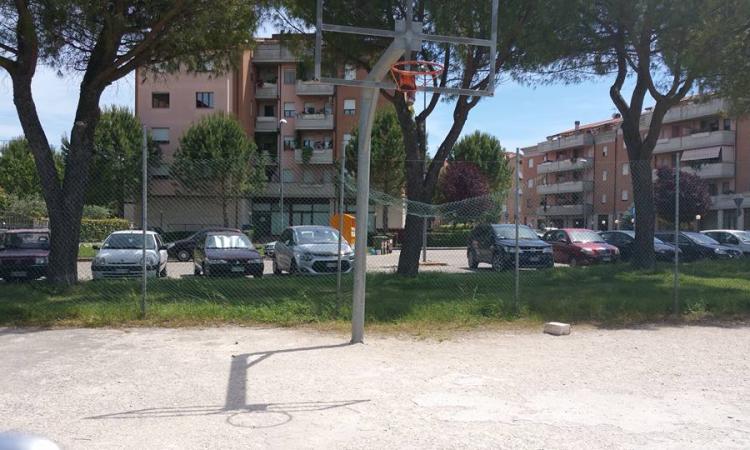 Area verde degradata, le mamme: "Pericolosa per i nostri figli"