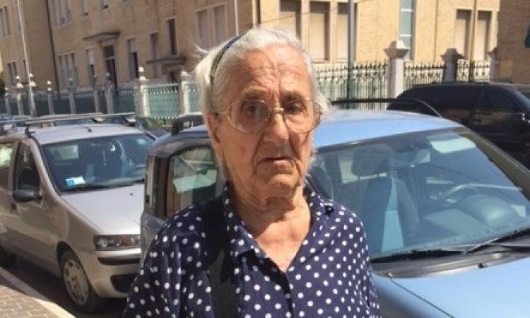 "Nonna, qui non entri. Tornatene al ricovero". E la nipote le sbatte la porta di casa in faccia