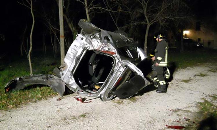 Auto esce di strada e si capovolge: grave un ventenne