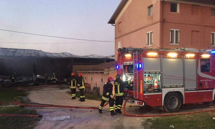 Capannone distrutto da un incendio a Pollenza