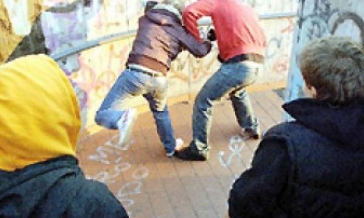 Violenza choc a Cingoli: giovane attirato in un agguato e malmenato da una baby-gang