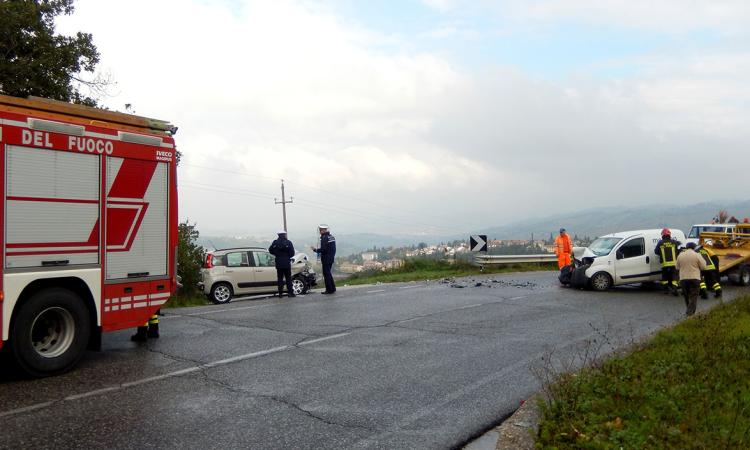 Frontale in via Aldo Moro a Camerino