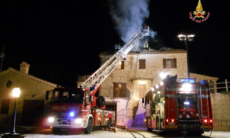 Cingoli, incendio nella notte: va a fuoco il tetto di un'abitazione