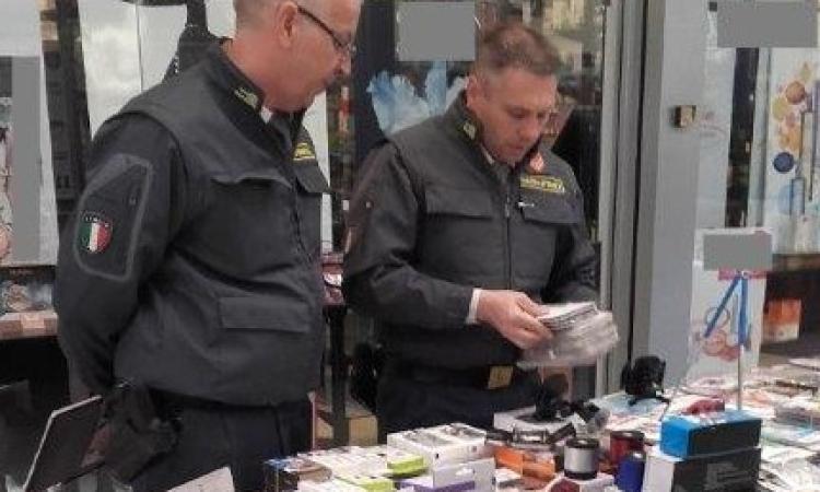 Maxi sequestro a Tolentino di articoli per cellulari