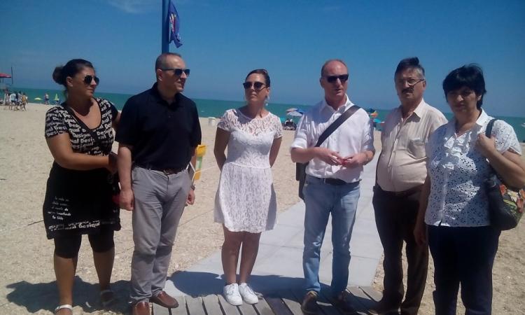 Inaugurata la passerella per disabili sul lungomare Piermanni