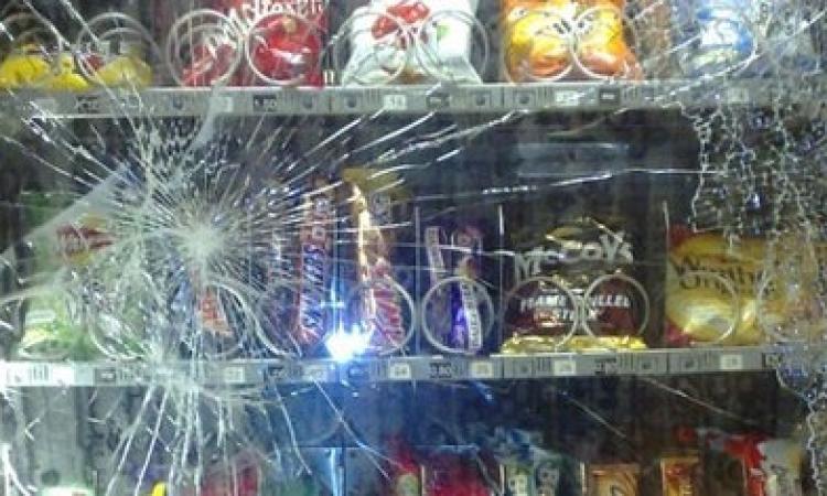 Civitanova: scassinano il portone di una scuola e rubano dai distributori
