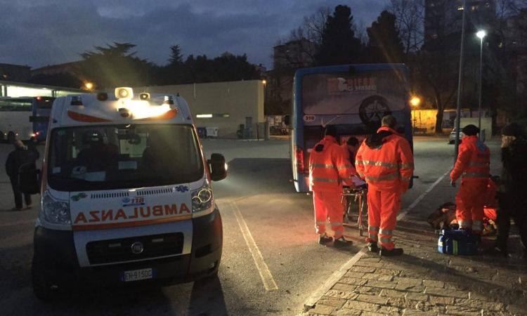 Terminal bus di Macerata: a terra e incosciente un uomo di 50 anni