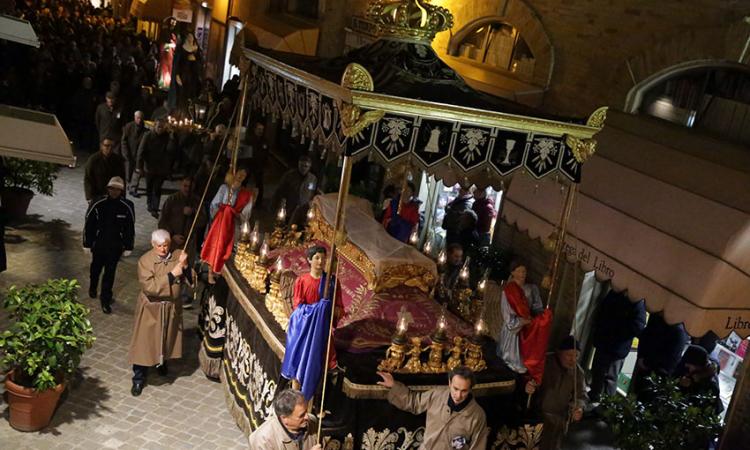 A Macerata in centinaia in processione per il Venerdì Santo - FOTO