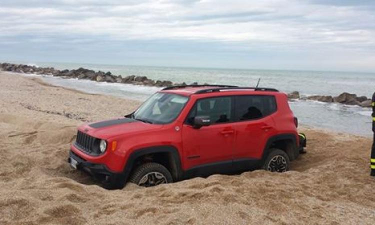 Si addentra con l'auto in spiaggia e resta impantanato: lo tirano fuori i vigili del fuoco