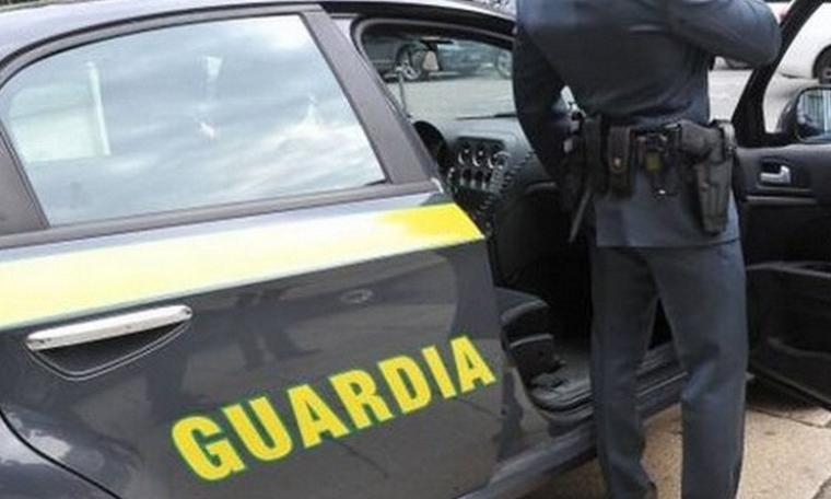 Contrabbando in aeroporto: sequestrati 58 kg di tabacco e 30 litri di alcolici