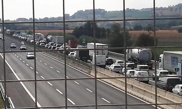 Incidente sulla A14 a Civitanova: camion sfonda lo spartitraffico e invade la carreggiata