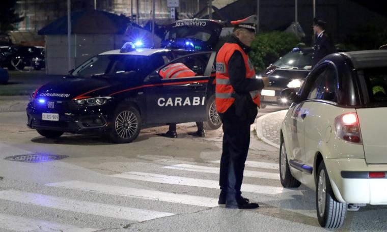 Serravalle, inseguimento da film: forza il posto di blocco e fugge, denunciato 20enne