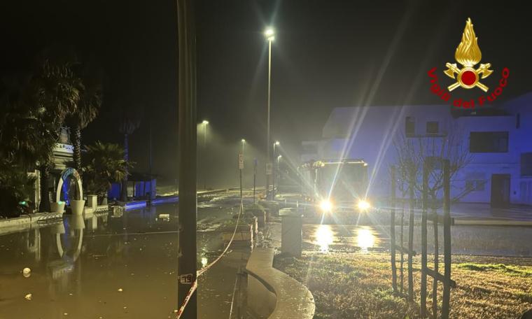 Forte mareggiata a Porto Recanati, danni allo chalet Acapulco: chiusa la litoranea nord