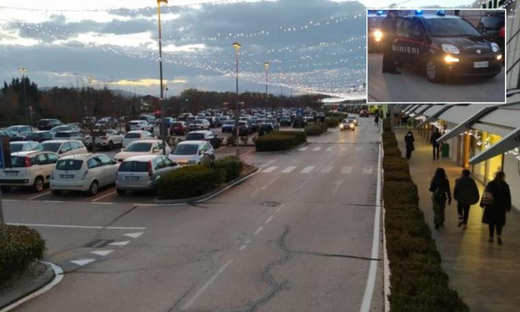 Prima il furto, poi lo spray al peperoncino contro il vigilante: caos al Corridomnia, tre donne in fuga