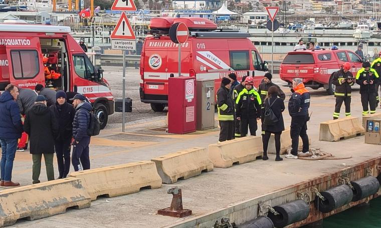 Picchia la madre e fugge: continuano le ricerche del 20enne al porto di Civitanova