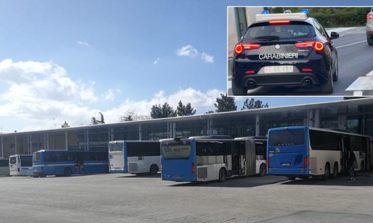 Follia sul bus in piazza Pizzarello: molesta i passeggeri e aggredisce l'autista, poi si scaglia contro i carabinieri